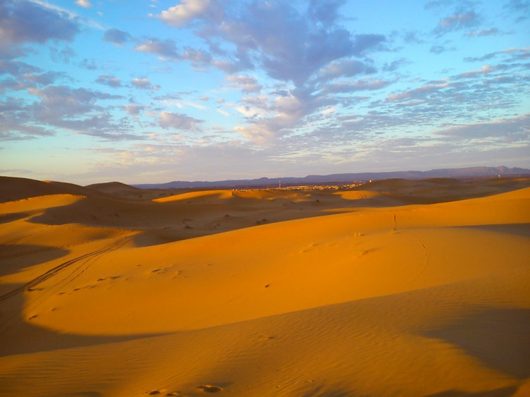 Západ slunce mění barvy písku