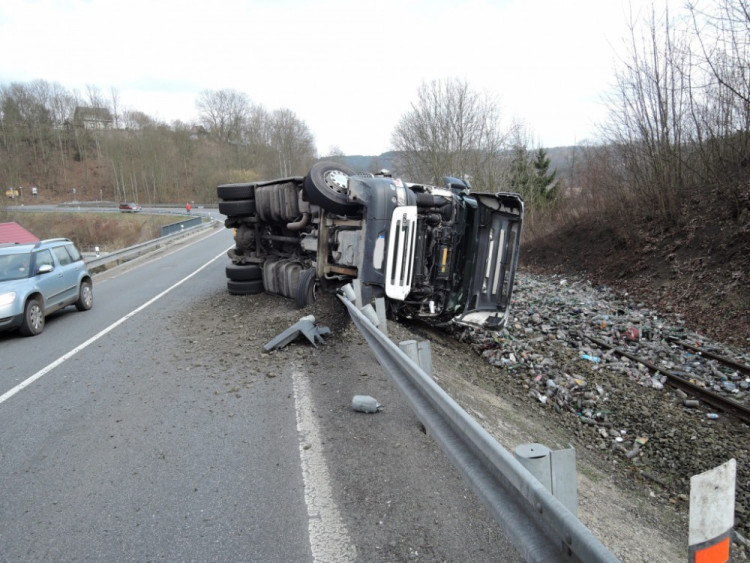 Nehoda kamionu v Dolánkách. Foto: HZS LK