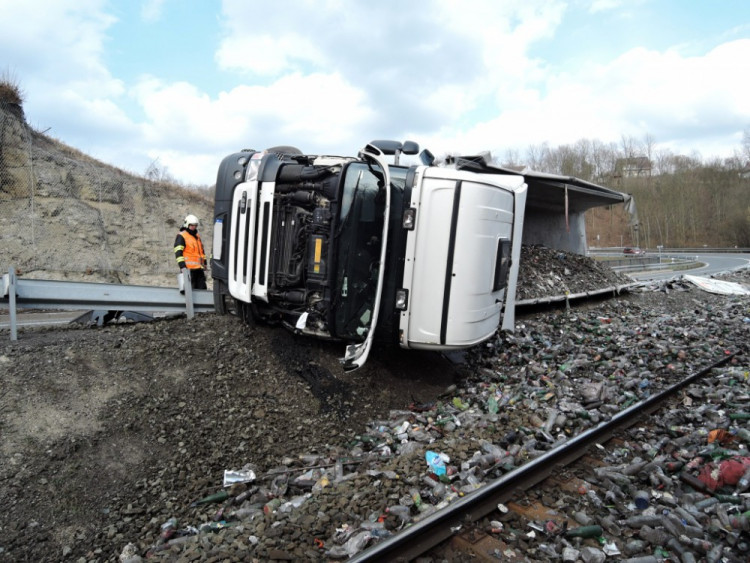 Nehoda kamionu v Dolánkách. Foto: HZS LK