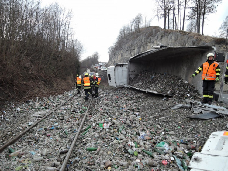 Nehoda kamionu v Dolánkách. Foto: HZS LK