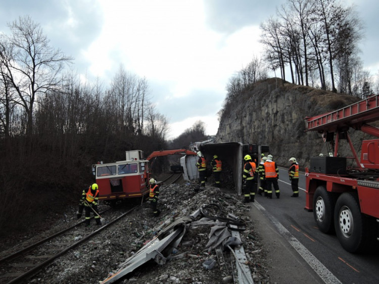 Nehoda kamionu v Dolánkách. Foto: HZS LK