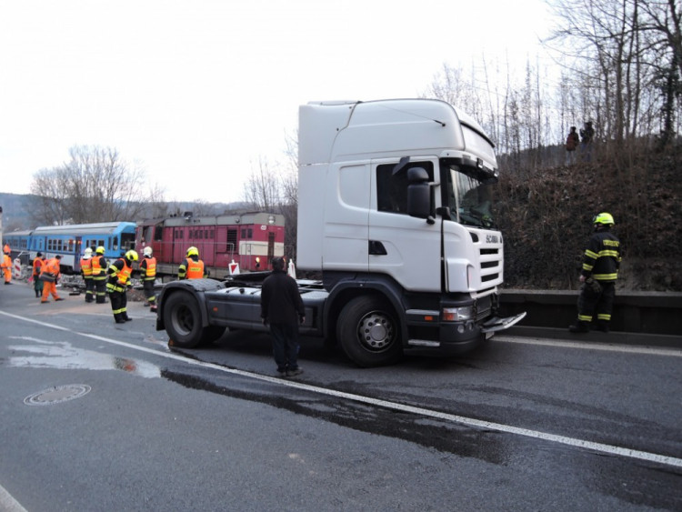 Nehoda kamionu v Dolánkách. Foto: HZS LK