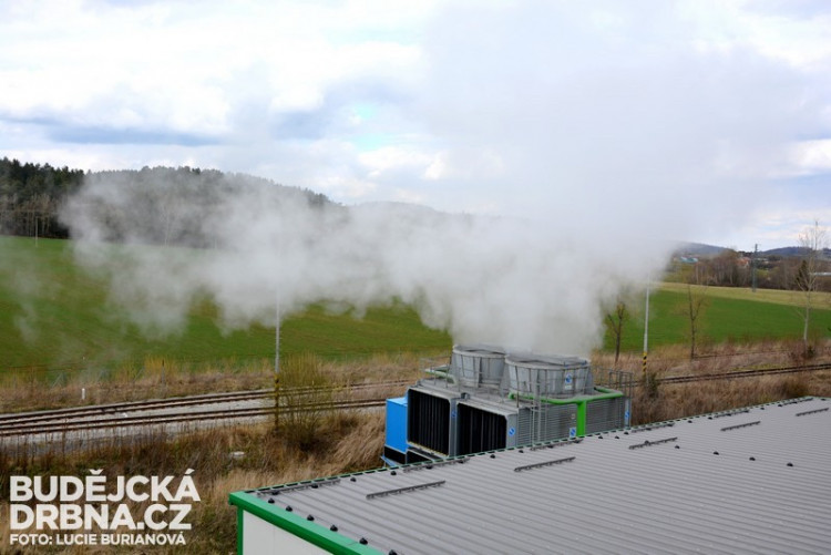 Pohled na chladicí věže teplárny