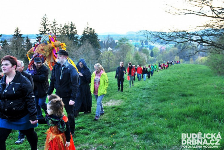 Na Suchý vrch se táhnul průvod až z náměstí