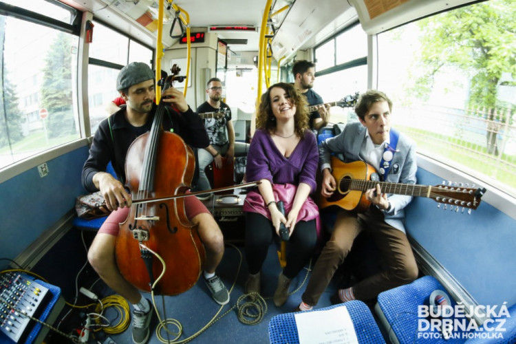 Studenti konzervatoře hrají v MHD