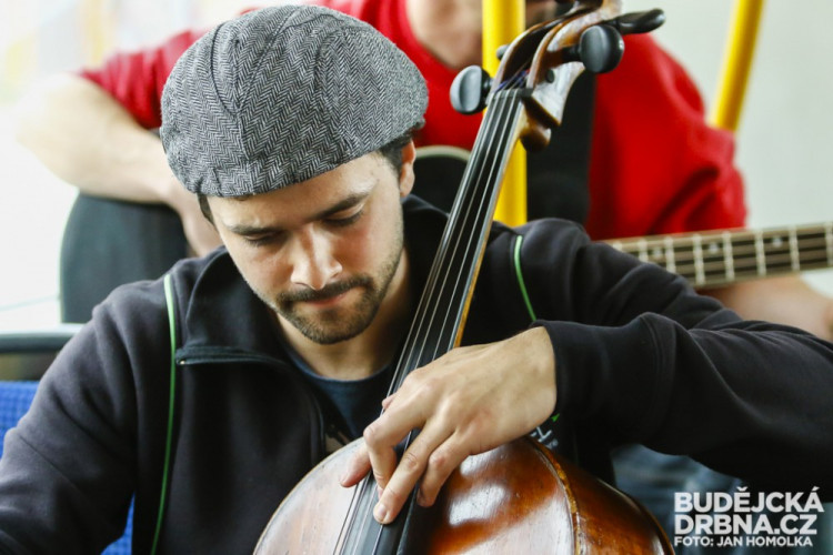 Studenti konzervatoře hrají v MHD
