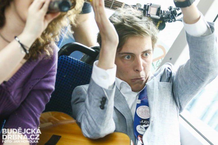 Studenti konzervatoře hrají v MHD