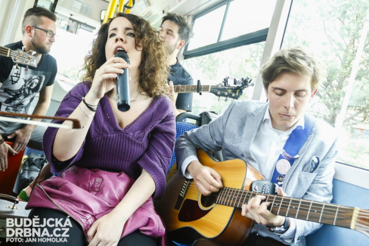 Studenti konzervatoře hrají v MHD