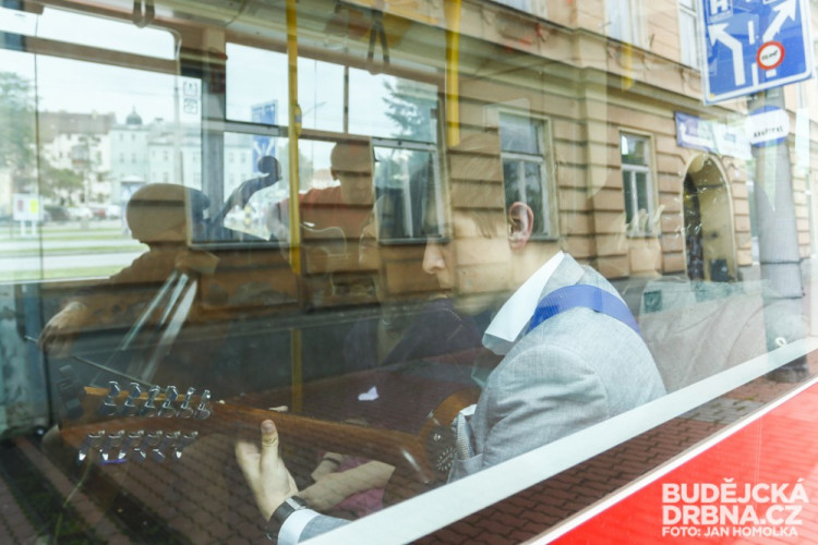 Studenti konzervatoře hrají v MHD