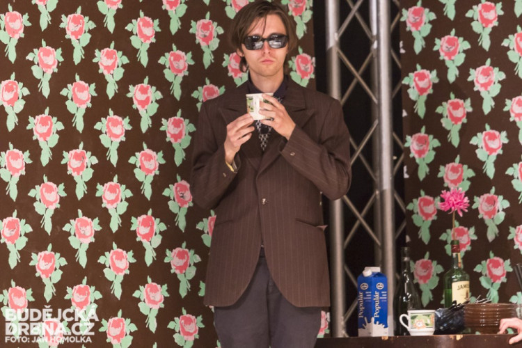 11:55 - Střepy a chlebíčky