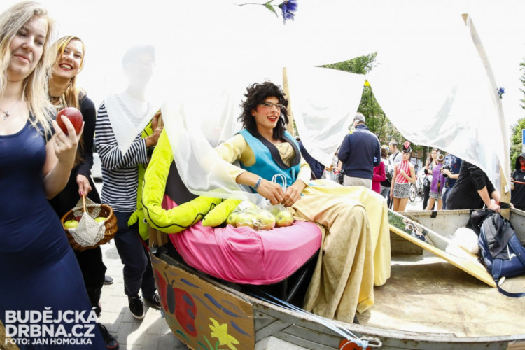 Průvod Budějovického Majálesu 2015