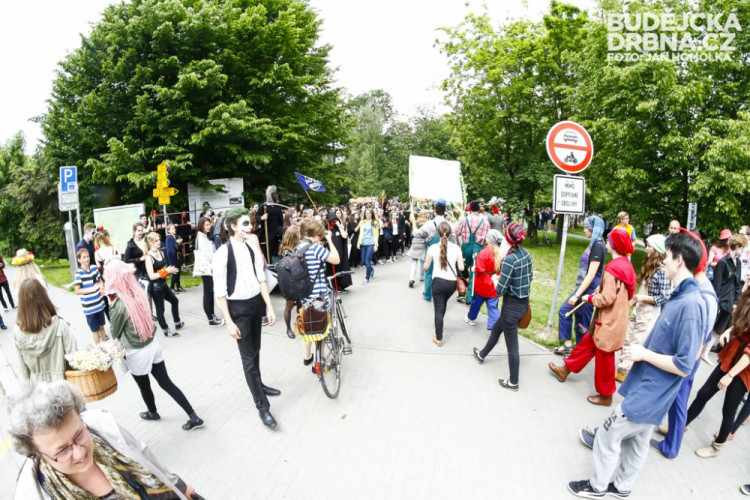 Průvod Budějovického Majálesu 2015