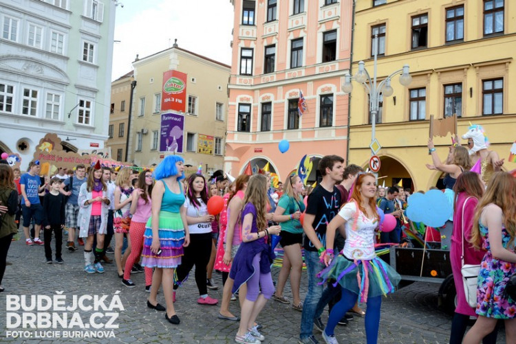 Průvod Budějovického Majálesu 2015