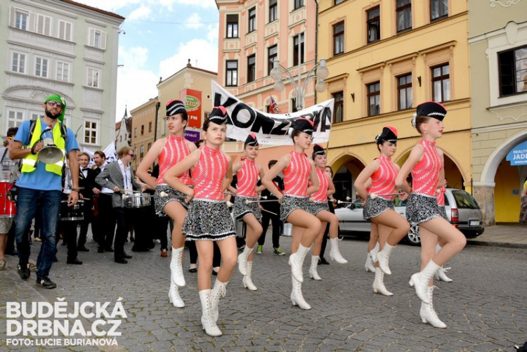 Průvod Budějovického Majálesu 2015