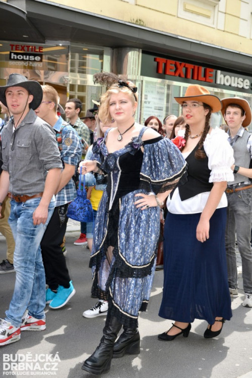Průvod Budějovického Majálesu 2015