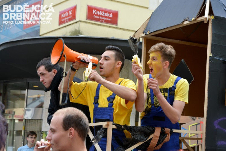 Průvod Budějovického Majálesu 2015
