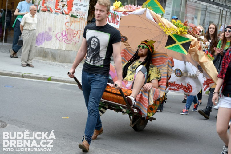 Průvod Budějovického Majálesu 2015