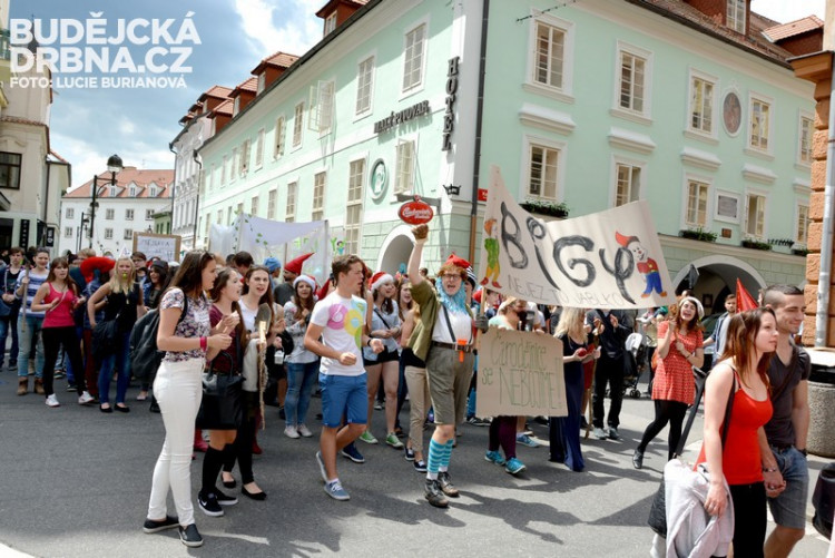 Průvod Budějovického Majálesu 2015