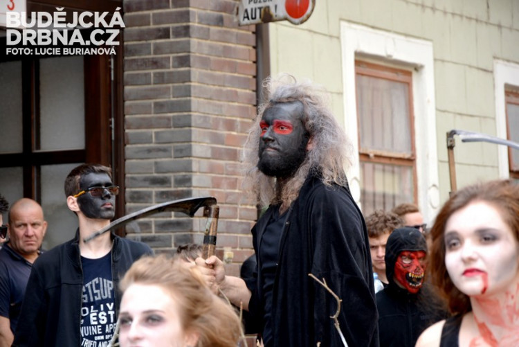 Průvod Budějovického Majálesu 2015