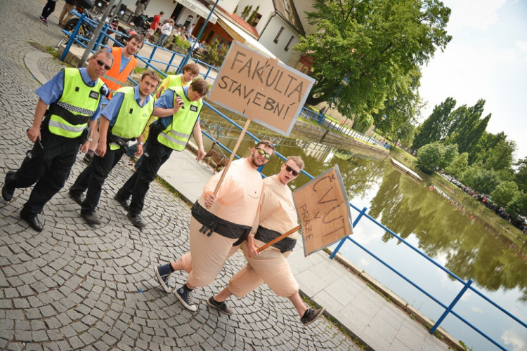 Průvod Budějovického Majálesu 2015. Foto: Dominik Svoboda