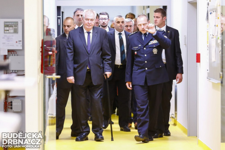 Prezident Miloš Zeman při návštěvě operačního střediska PČR