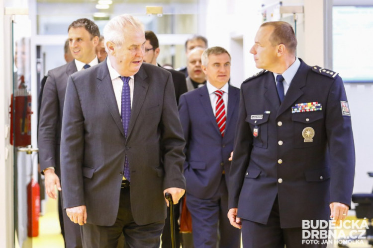 Prezident Miloš Zeman při návštěvě operačního střediska PČR