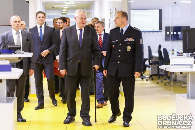 Prezident Miloš Zeman při návštěvě operačního střediska PČR