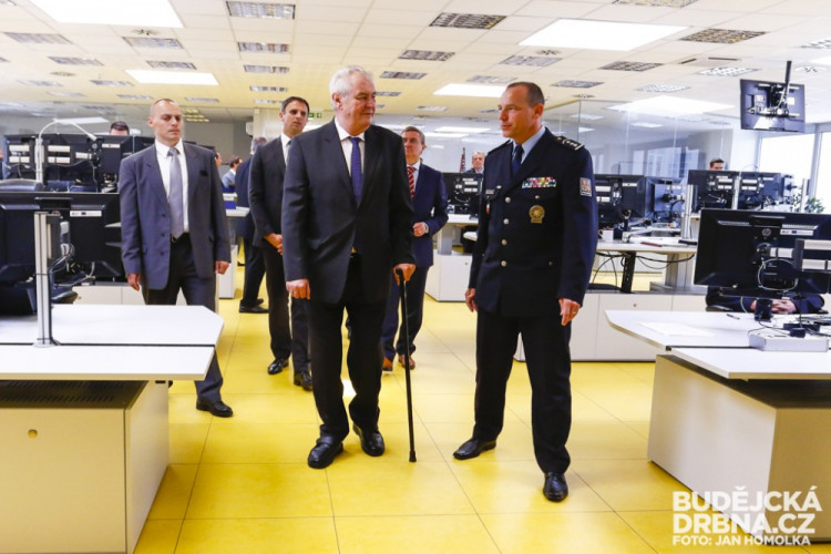 Prezident Miloš Zeman při návštěvě operačního střediska PČR