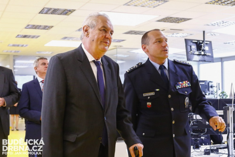 Prezident Miloš Zeman při návštěvě operačního střediska PČR