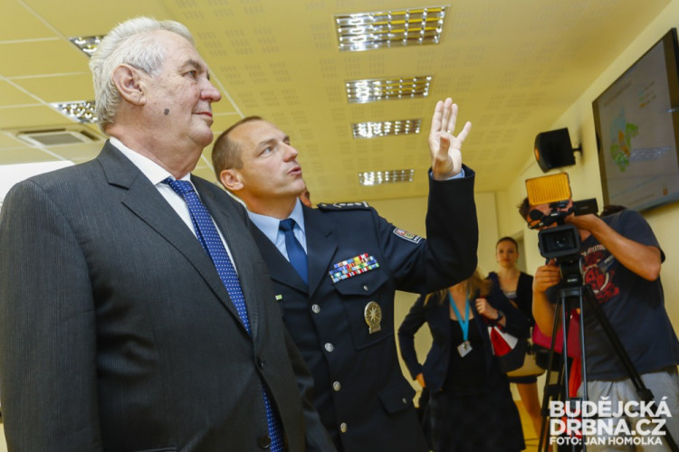 Prezident Miloš Zeman při návštěvě operačního střediska PČR