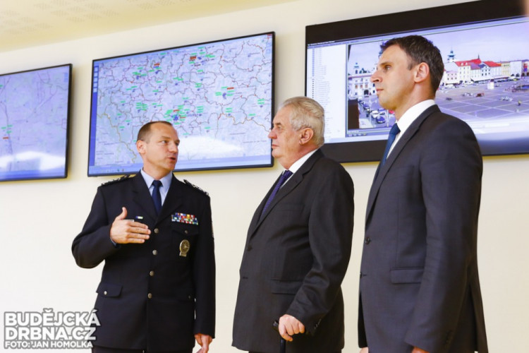 Prezident Miloš Zeman při návštěvě operačního střediska PČR