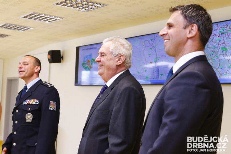 Prezident Miloš Zeman při návštěvě operačního střediska PČR