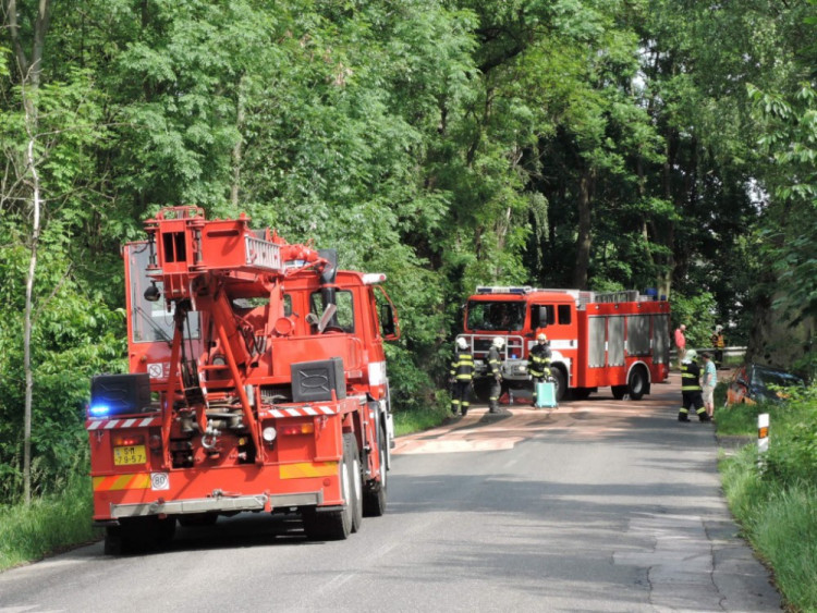 Nehoda na rozlité naftě. Foto: HZS LK