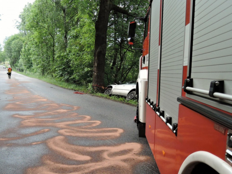 Nehoda na rozlité naftě. Foto: HZS LK