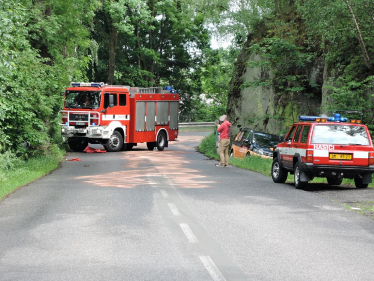 Nehoda na rozlité naftě. Foto: HZS LK