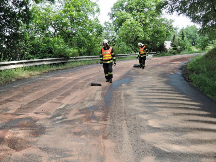 Nehoda na rozlité naftě. Foto: HZS LK