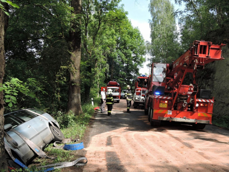 Nehoda na rozlité naftě. Foto: HZS LK
