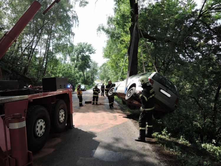 Nehoda na rozlité naftě. Foto: HZS LK