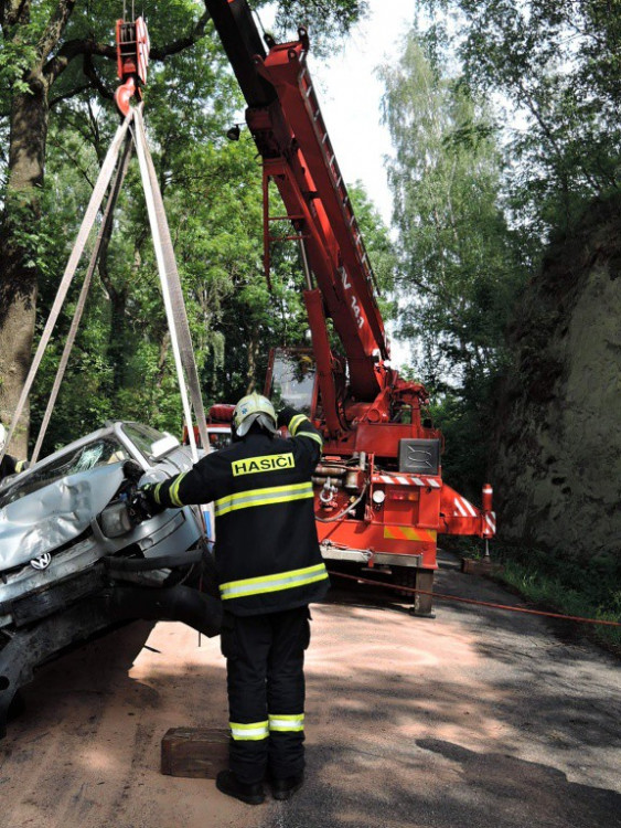 Nehoda na rozlité naftě. Foto: HZS LK