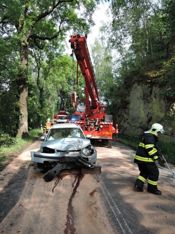 Nehoda na rozlité naftě. Foto: HZS LK