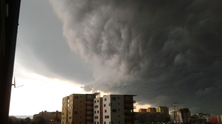 Čtenářská fotogalerie - nedělní bouře vašima očima