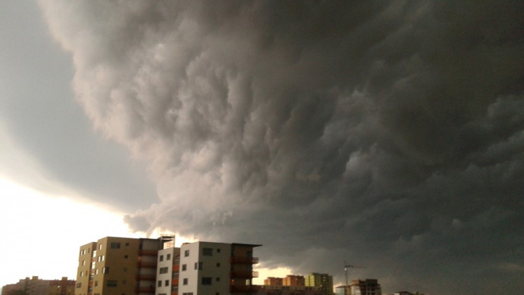 Čtenářská fotogalerie - nedělní bouře vašima očima