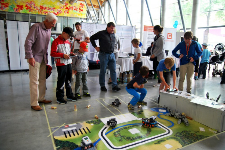 Nejenom děti bavily technické stanoviště