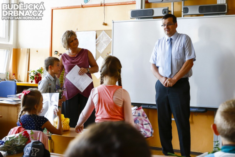 Předávání vysvědčení na ZŠ Grünwaldova