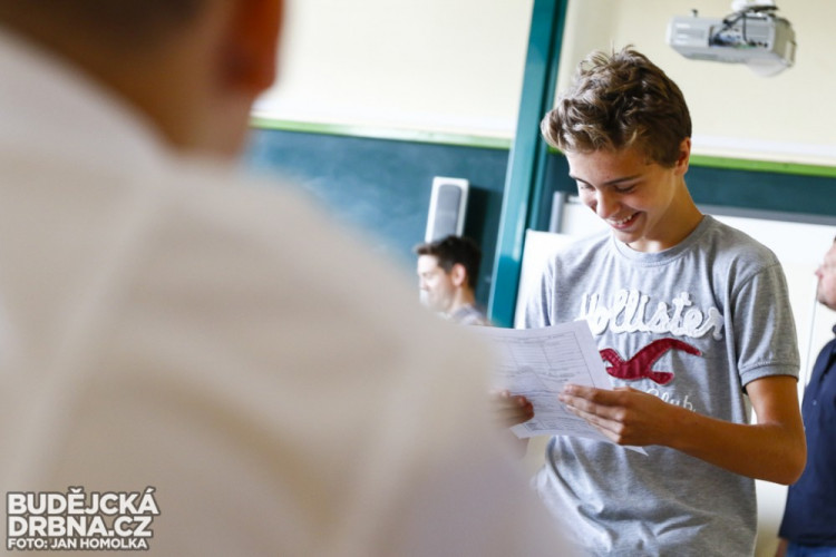 Předávání vysvědčení na ZŠ Grünwaldova