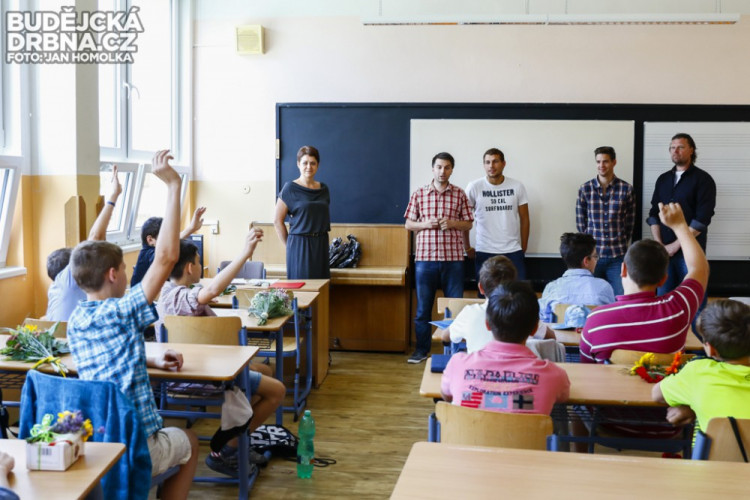 Předávání vysvědčení na ZŠ Grünwaldova