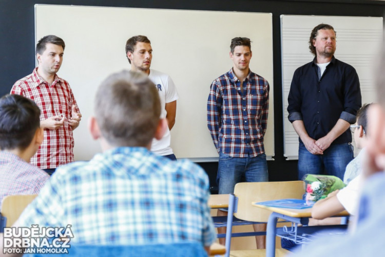 Předávání vysvědčení na ZŠ Grünwaldova