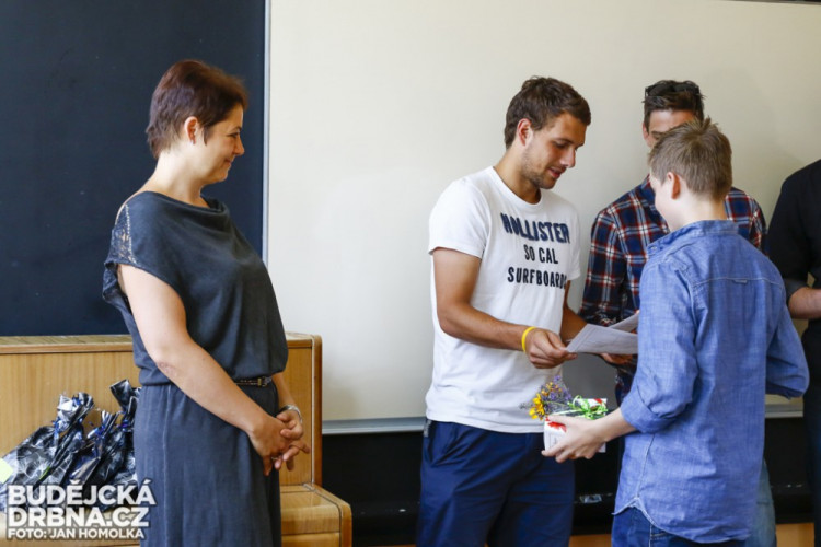 Předávání vysvědčení na ZŠ Grünwaldova