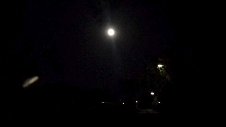 Modrý měsíc na Českými Budějovicemi - zdroj: facebook.com