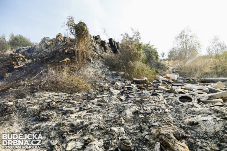 Požár nelegální skládky v Budějcích